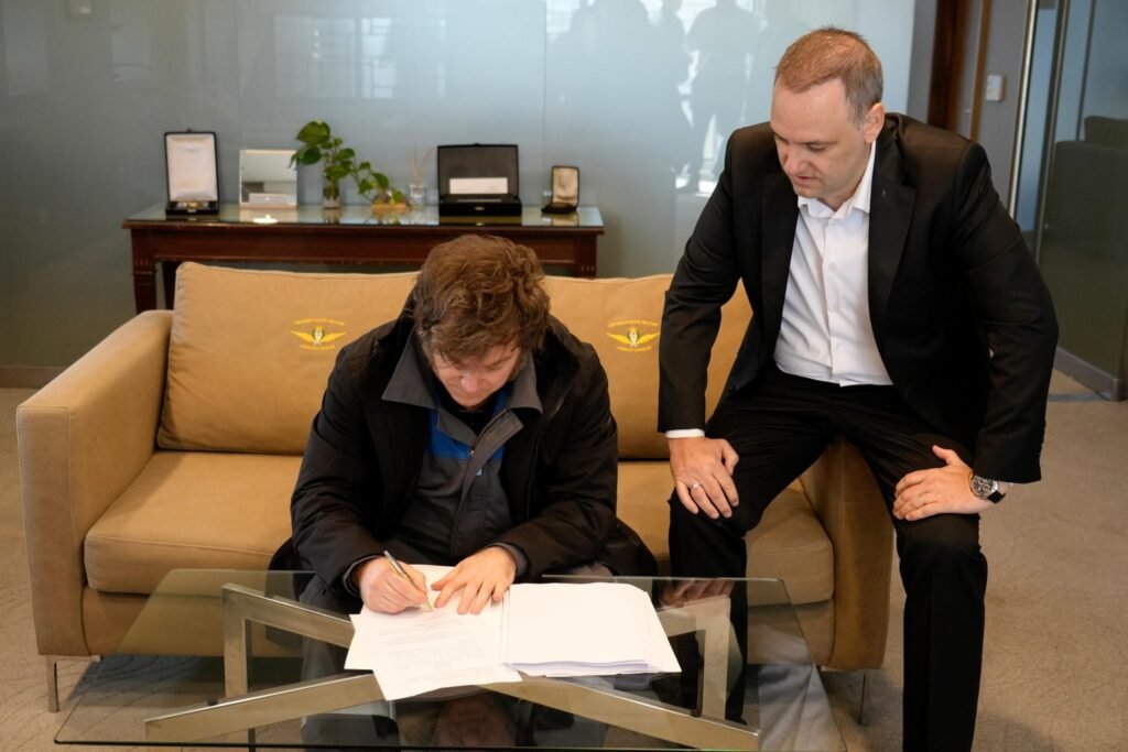 Manuel Adorni junto al presidente Javier Milei